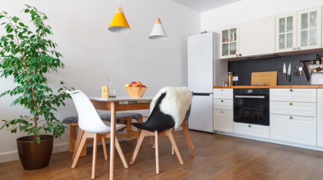 tavolo e sedie diverse