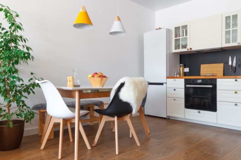 tavolo e sedie diverse